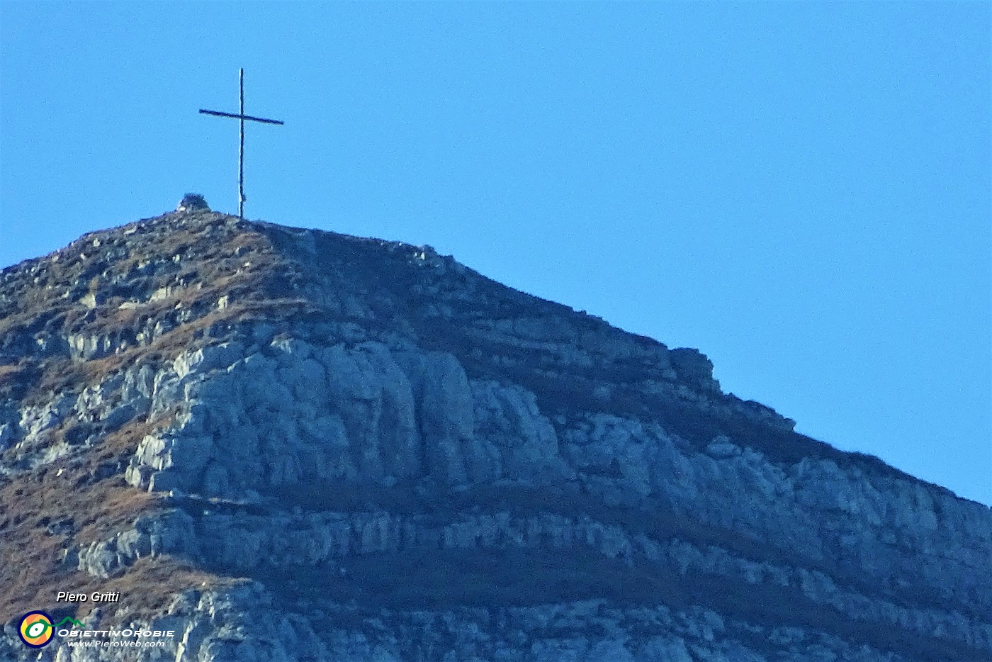 24 Maxi zoom sulla croce del Pegherolo (2369 m).JPG